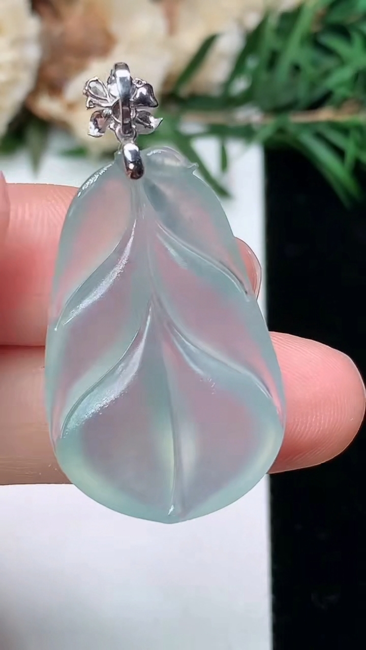 天然A货翡翠白冰金枝玉叶 叶子吊坠，尺寸29-18.8-4.8，重量:4.42g
3月24日