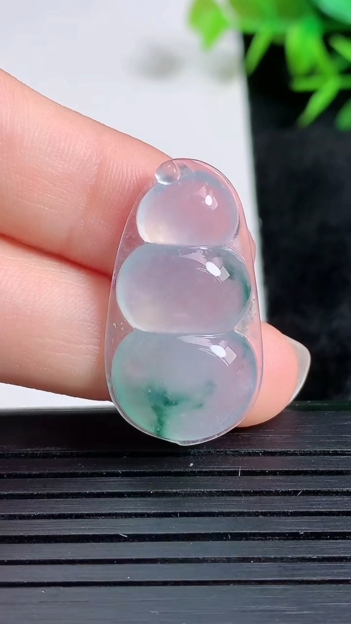 天然A货翡翠冰种飘花福豆吊坠尺寸29.2-15.9-5.8重量:4.57g
3月24日