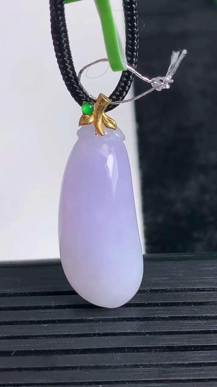 天然A货翡翠18K金紫罗兰福瓜吊坠尺寸28-12-6.6重量:4.63g
3月24日