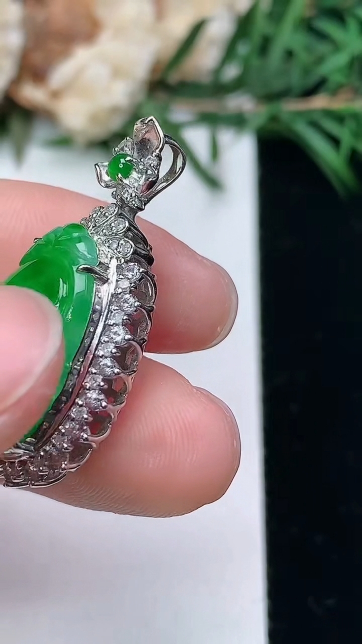 天然A货翡翠如意吊坠，尺寸30.8-16.6-9.5，裸石18.7-12.7，重量:5.00g
3月24日