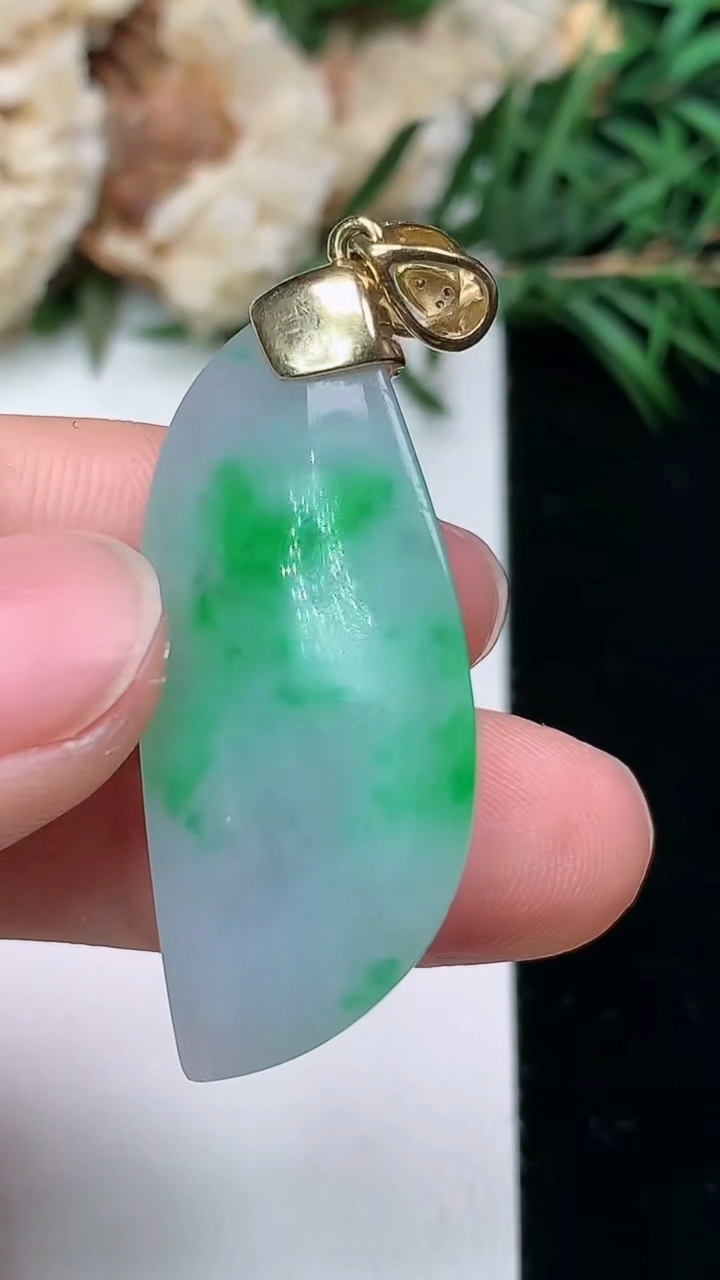 天然A货翡翠随形吊坠，尺寸36.2-15.4-10，重量:9.04g
3月24日