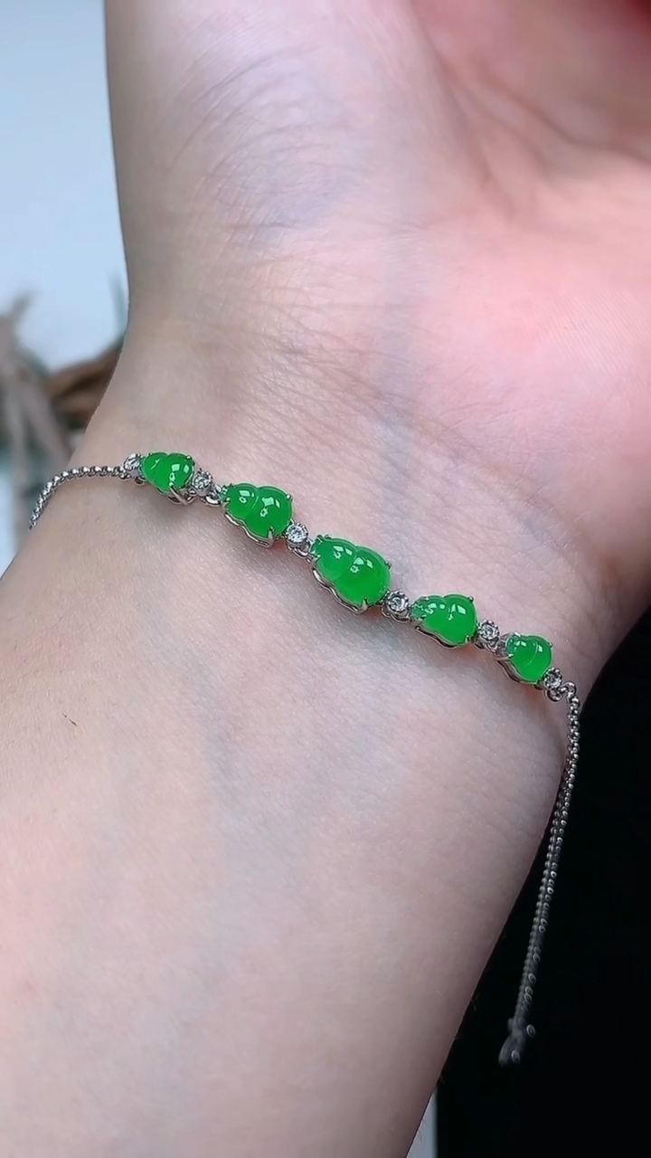 天然A货翡翠葫芦手链，尺寸6.6-4.3-4.3，重量:2.26g
3月24日