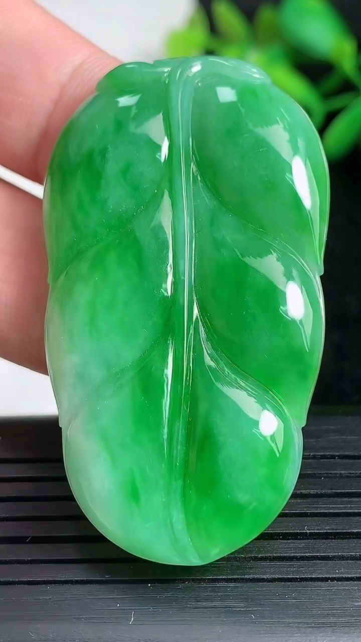 天然A货翡翠金枝玉叶 叶子吊坠尺寸52.4-29.7-4.6重量:14.20g
3月24日