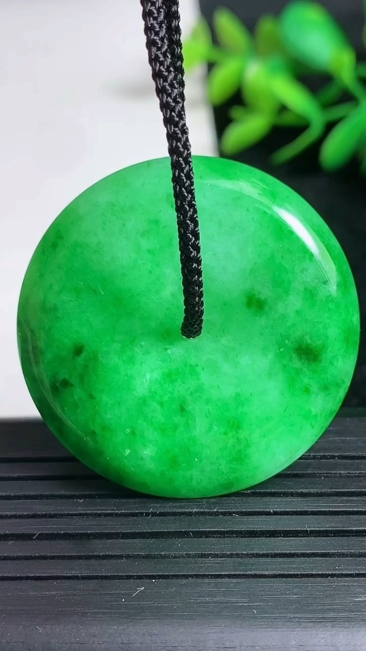 天然A货翡翠平安扣吊坠尺寸36.7-6.1重量:17.80g
3月24日