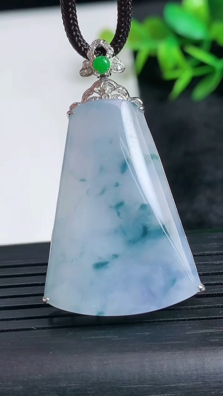 天然A货翡翠种飘花无事牌吊坠尺寸45-34.2-25.4-7.1重量:7.63g
3月24日