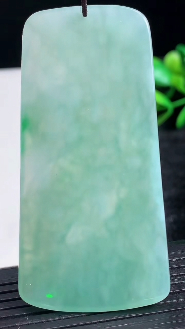 天然A货翡翠不动明王吊坠尺寸61.8-30.2-4.3重量:23.36g
3月24日