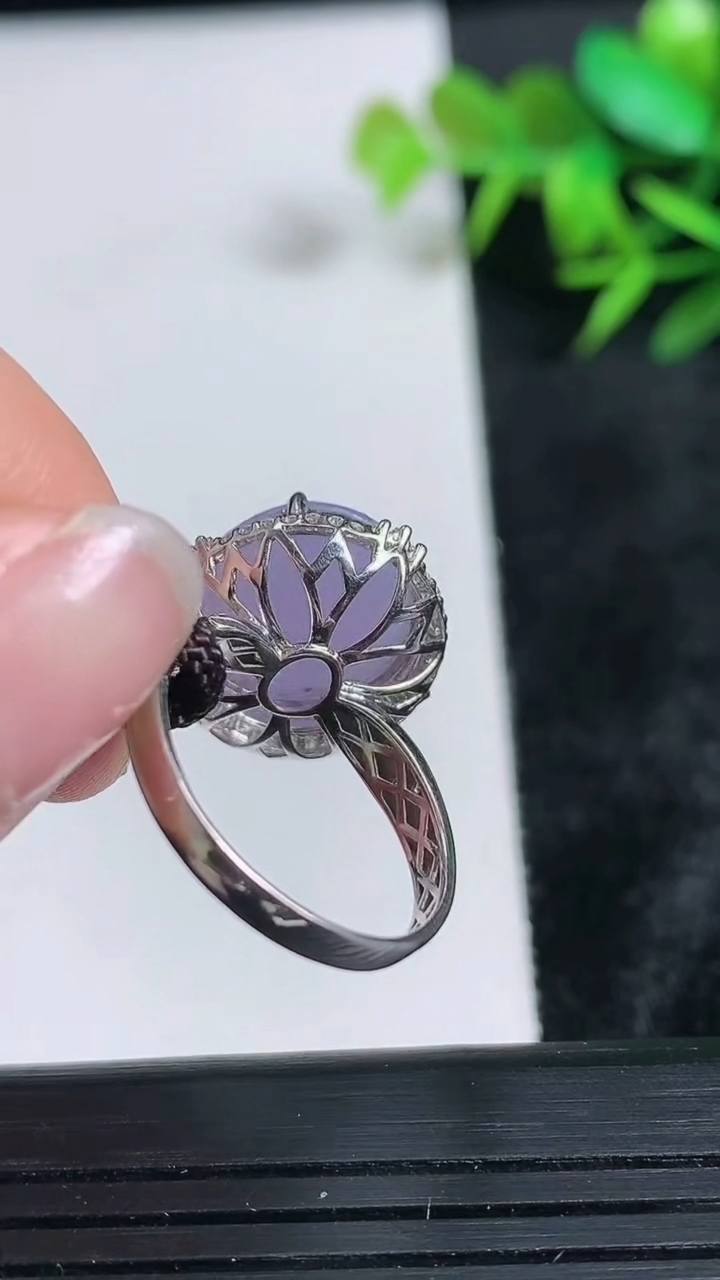 天然A货翡翠18K金紫罗兰蛋面戒指尺寸17.5-12.3-11.3重量:4.29g2026年3月24日
工厂直销收藏佳品,种好水足，色泽均匀，有种有色，上手高大气！