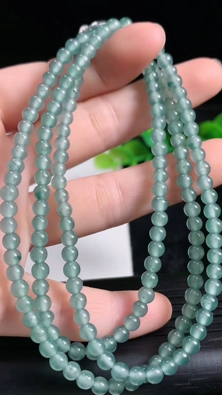 天然A货翡翠小米珠项链尺寸3.9-166重量:20.13g
3月24日