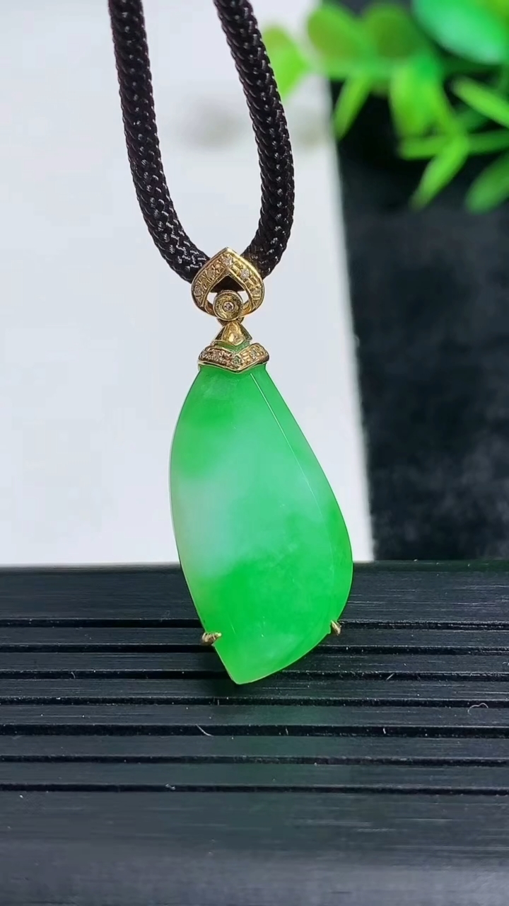 天然A货翡翠随形吊坠尺寸28.1-12.6-5.1重量:3.09g
3月24日