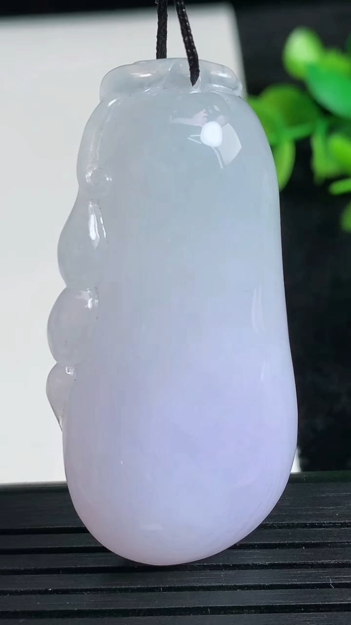 天然A货翡翠紫罗兰福瓜吊坠尺寸51.6-26.2-10.6重量:31.15g
3月24日