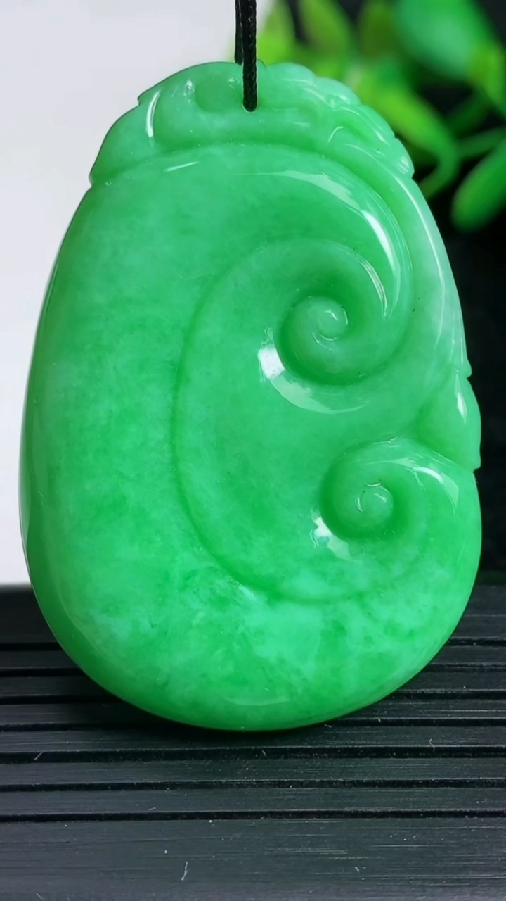 天然A货翡翠如意吊坠尺寸48.1-33.9-5.9重量:21.18g
3月24日