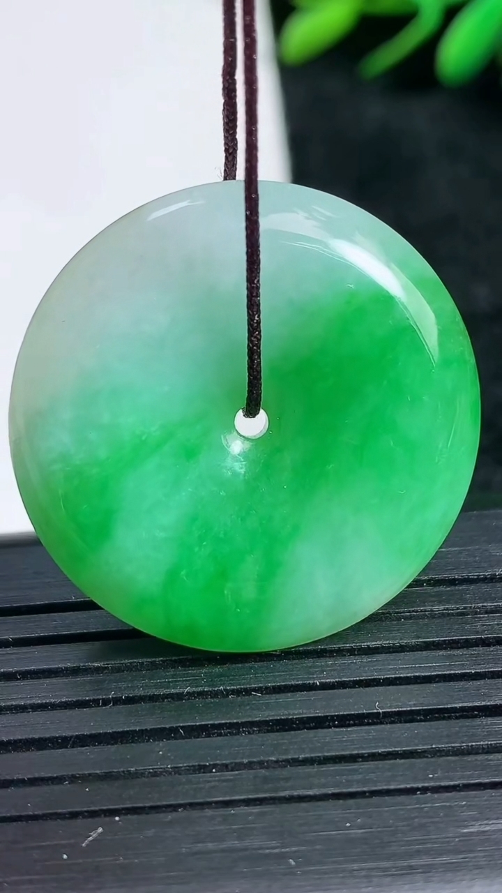 天然A货翡翠平安扣吊坠尺寸29.9-6.1重量:11.04g
3月24日