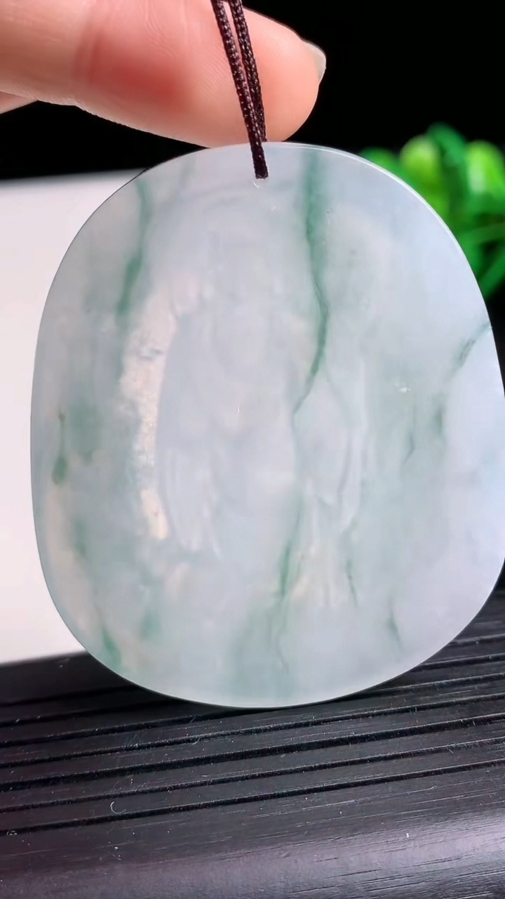 天然A货翡翠冰种飘花地藏王菩萨吊坠尺寸52.6-44.3-5.4重量:27.59g
3月24日