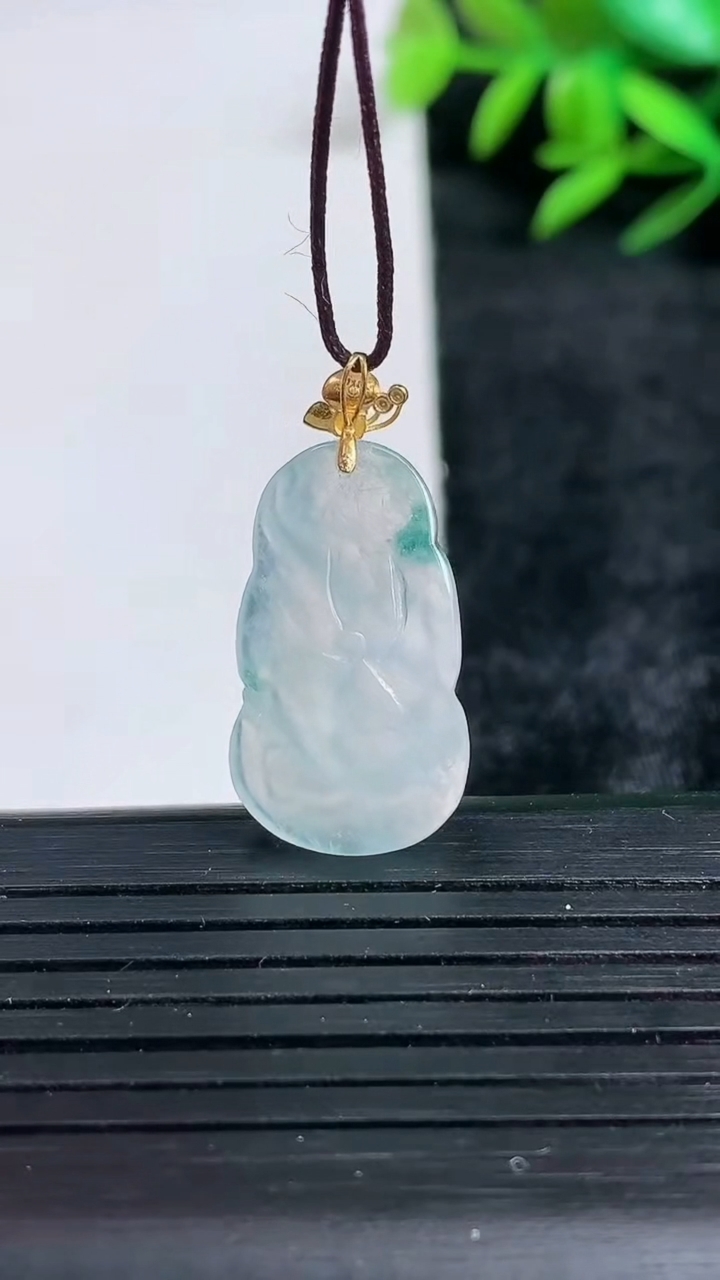 天然A货翡翠种飘花和和美美 荷花吊坠尺寸22.6-13-5.4重量:2.75g
3月24日