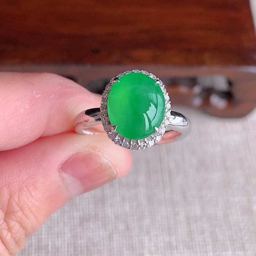 天然A货翡翠18K金伴钻镶嵌阳绿蛋面戒指 圈口17.4裸石
尺寸10.5-8.5mm 重量3.65g