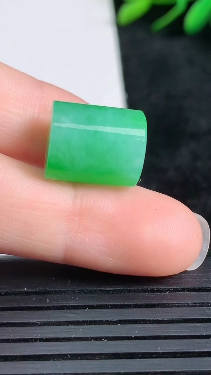 天然A货翡翠平安柱镶嵌件尺寸11.3-13.4重量:4061g
3月24日