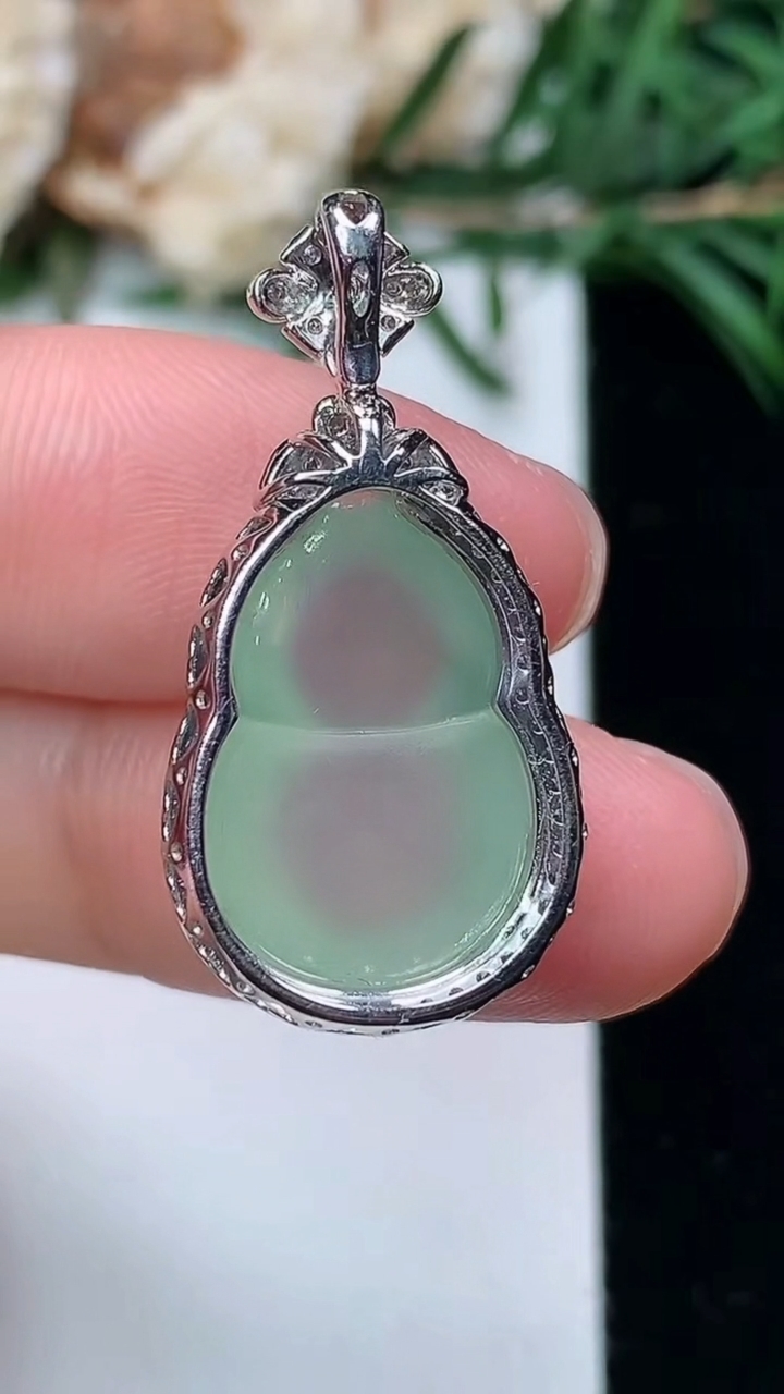 天然A货翡翠葫芦吊坠，尺寸28.5-14.4-9.6，裸石17.7-11.7，重量:3.79g
3月24日