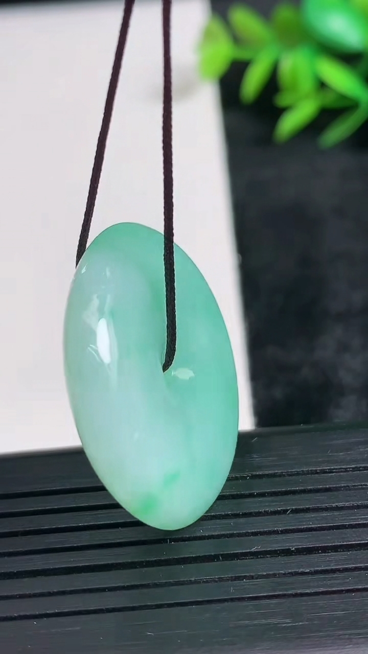 天然A货翡翠平安扣吊坠尺寸29.7-6.6重量:12.73g
3月24日