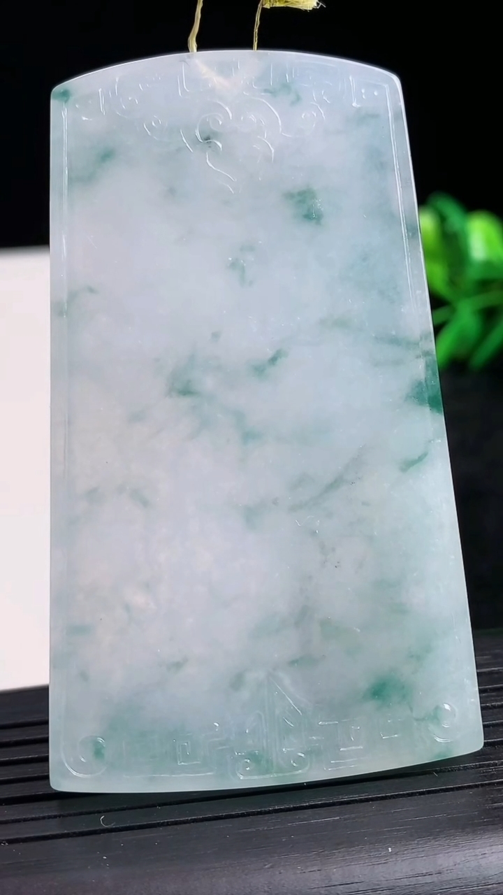 天然A货翡翠种飘花仿古无事牌吊坠尺寸67.3-40-4.4重量:40.56g
3月24日