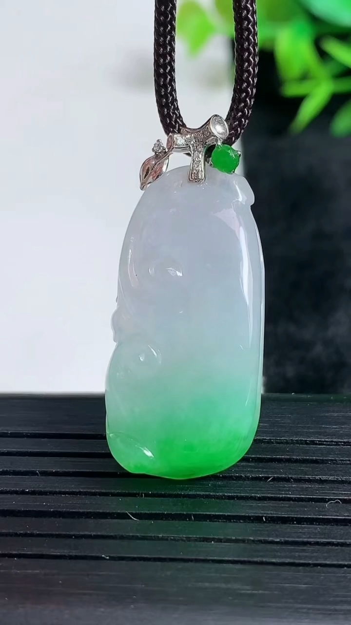 天然A货翡翠如意吊坠尺寸31.2-15.5-7重量:6.82g
3月24日