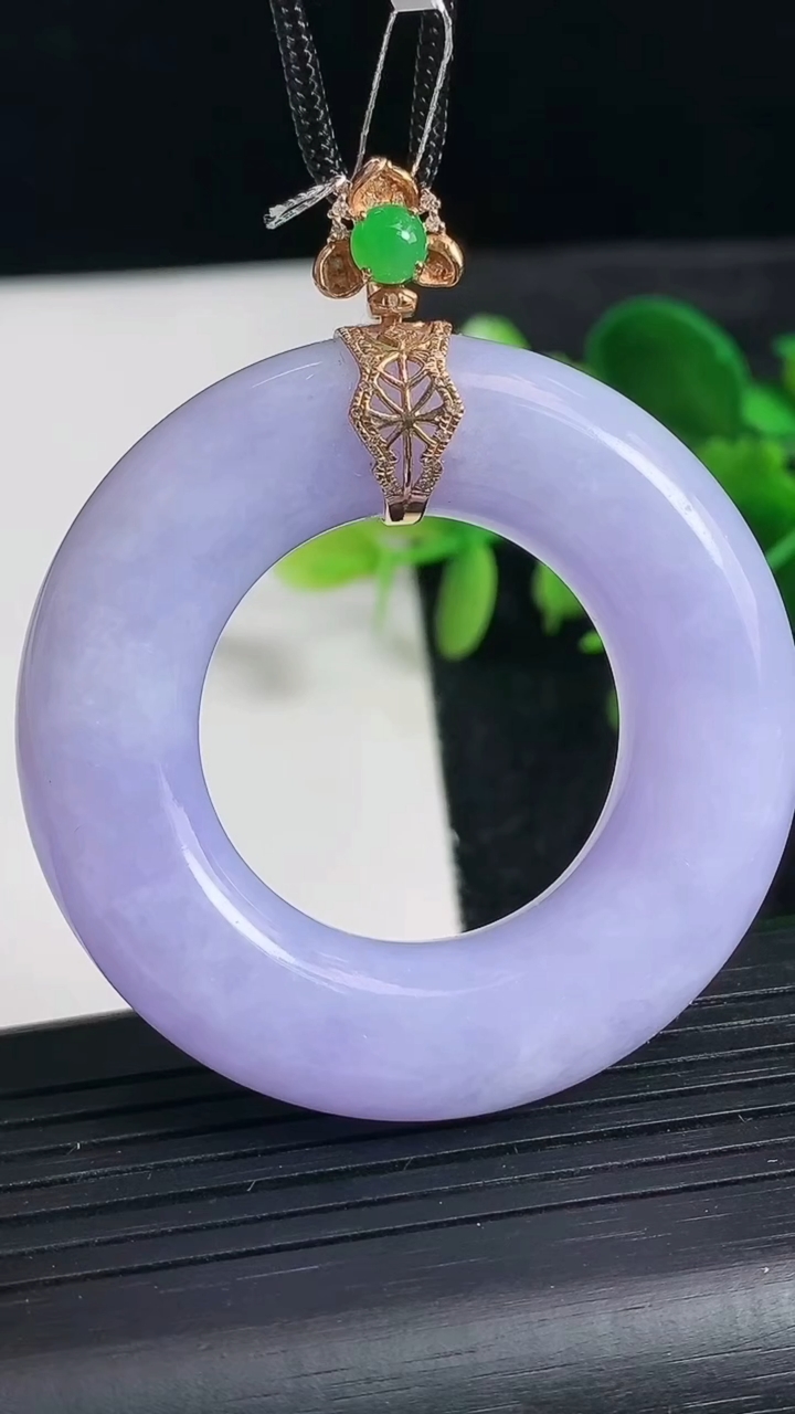 天然A货翡翠18K金紫罗兰平安环吊坠尺寸48-11重量:40.00g
3月24日