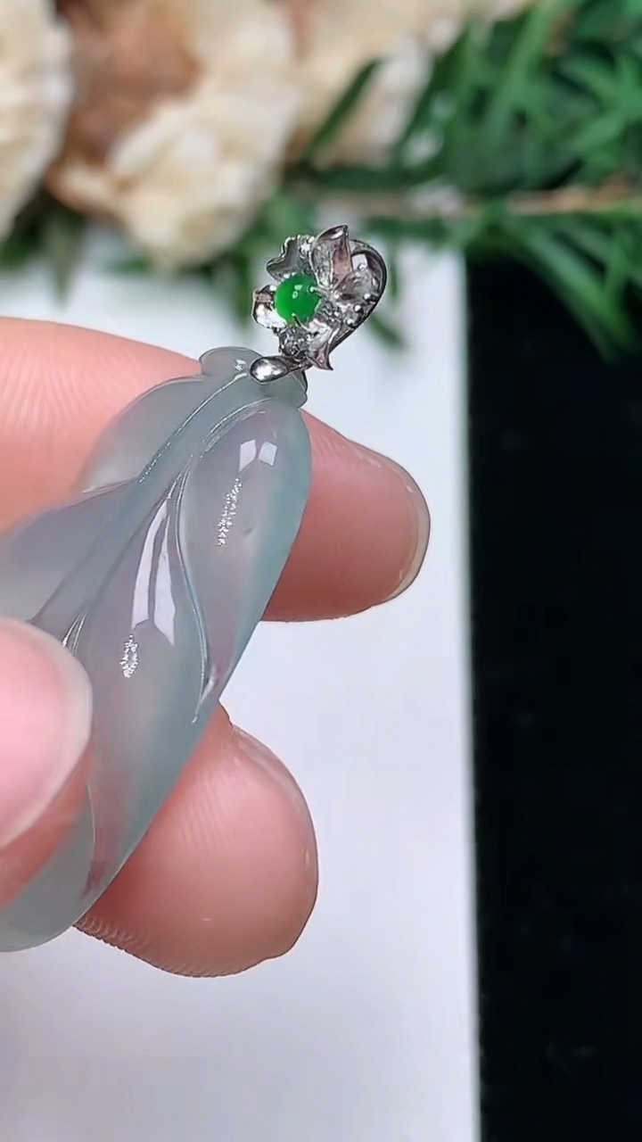 天然A货翡翠白冰金枝玉叶 叶子吊坠，尺寸29-18.8-4.8，重量:4.42g
3月24日
