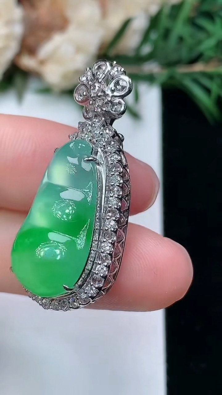 天然A货翡翠福豆吊坠，尺寸34-14.4-12.5
3月24日