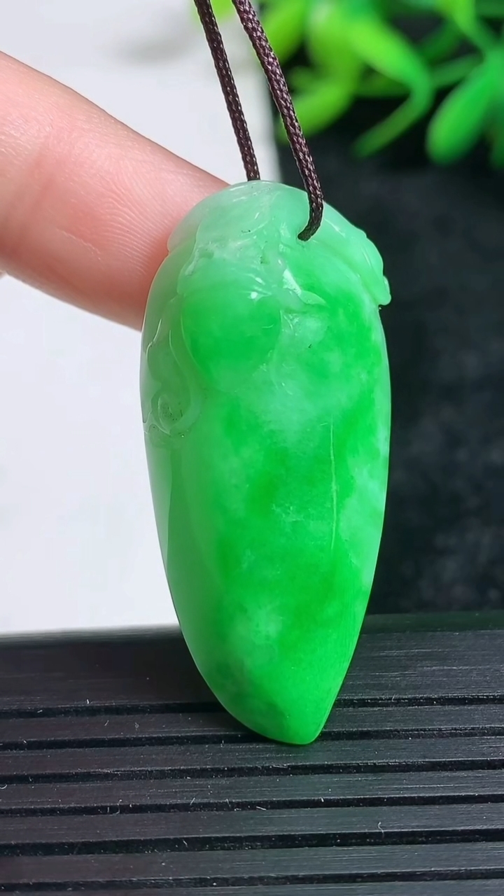 天然A货翡翠福瓜吊坠尺寸37.2-17.6-11.3重量:10.93g
3月24日