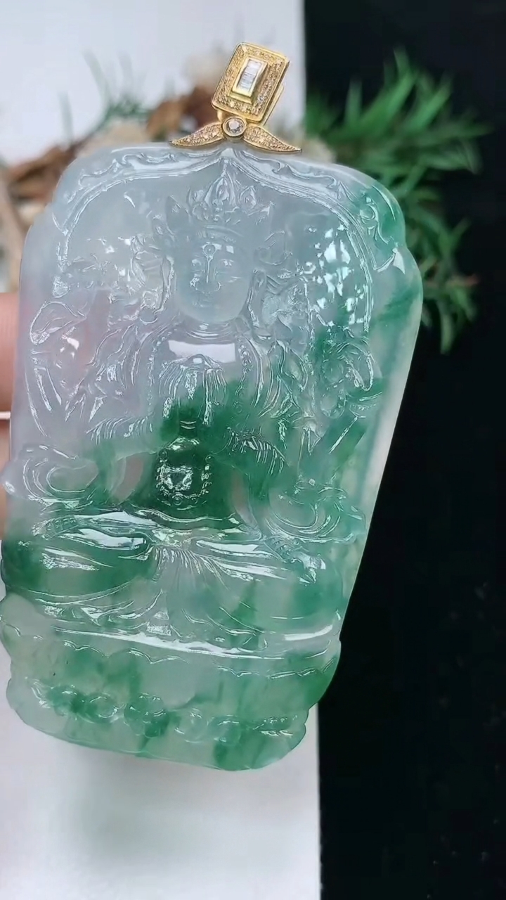 天然A货翡翠飘花千手观音吊坠，尺寸64.9-44-7，重量:41.33g
3月24日