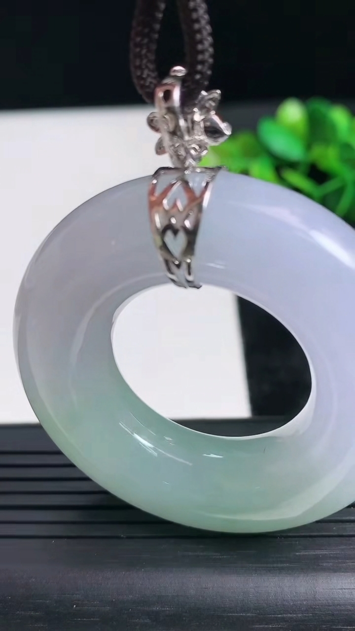 天然A货翡翠18K金春带彩紫罗兰平安环吊坠尺寸50.4-12重量:50.84g
3月24日