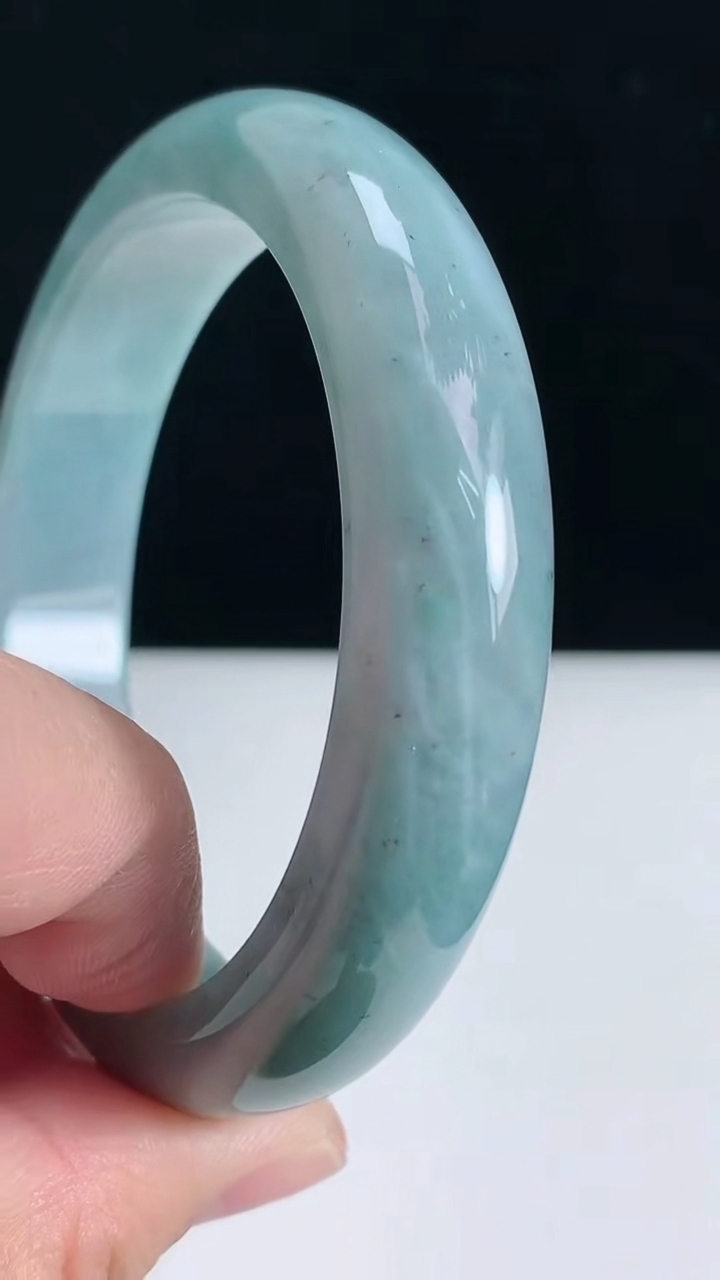 圈口58-59翡翠a货飘花宽边手镯尺寸58.4-13.4-8.8，重:70.81g3月24日
