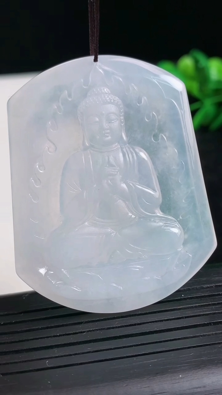 天然A货翡翠阿弥陀佛吊坠尺寸54.2-43.4-5.5重量:28.76g
3月24日