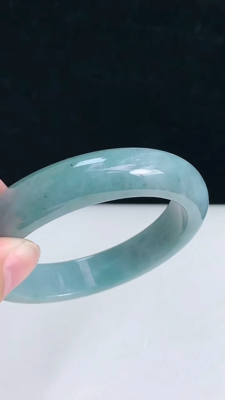 圈口58-59翡翠a货飘花宽边手镯尺寸58.4-13.4-8.8，重:70.81g3月24日