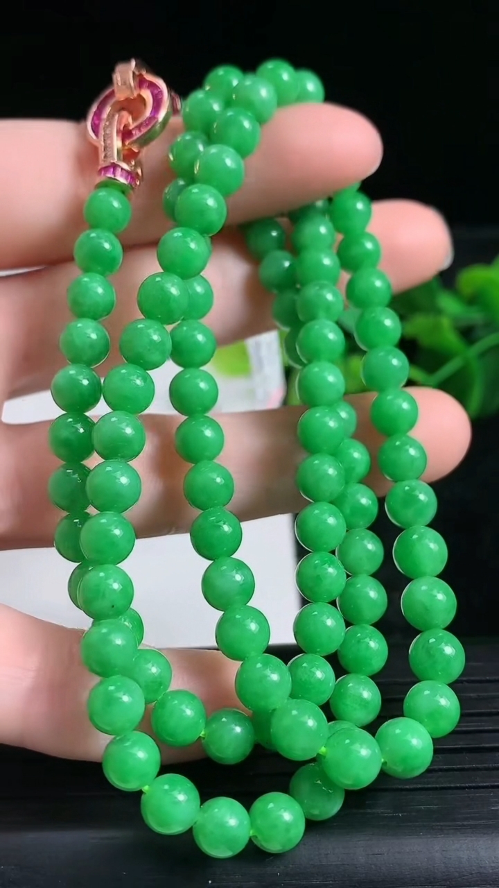 天然A货翡翠圆珠项链尺寸5.5-98颗重量:34.28g
3月24日
