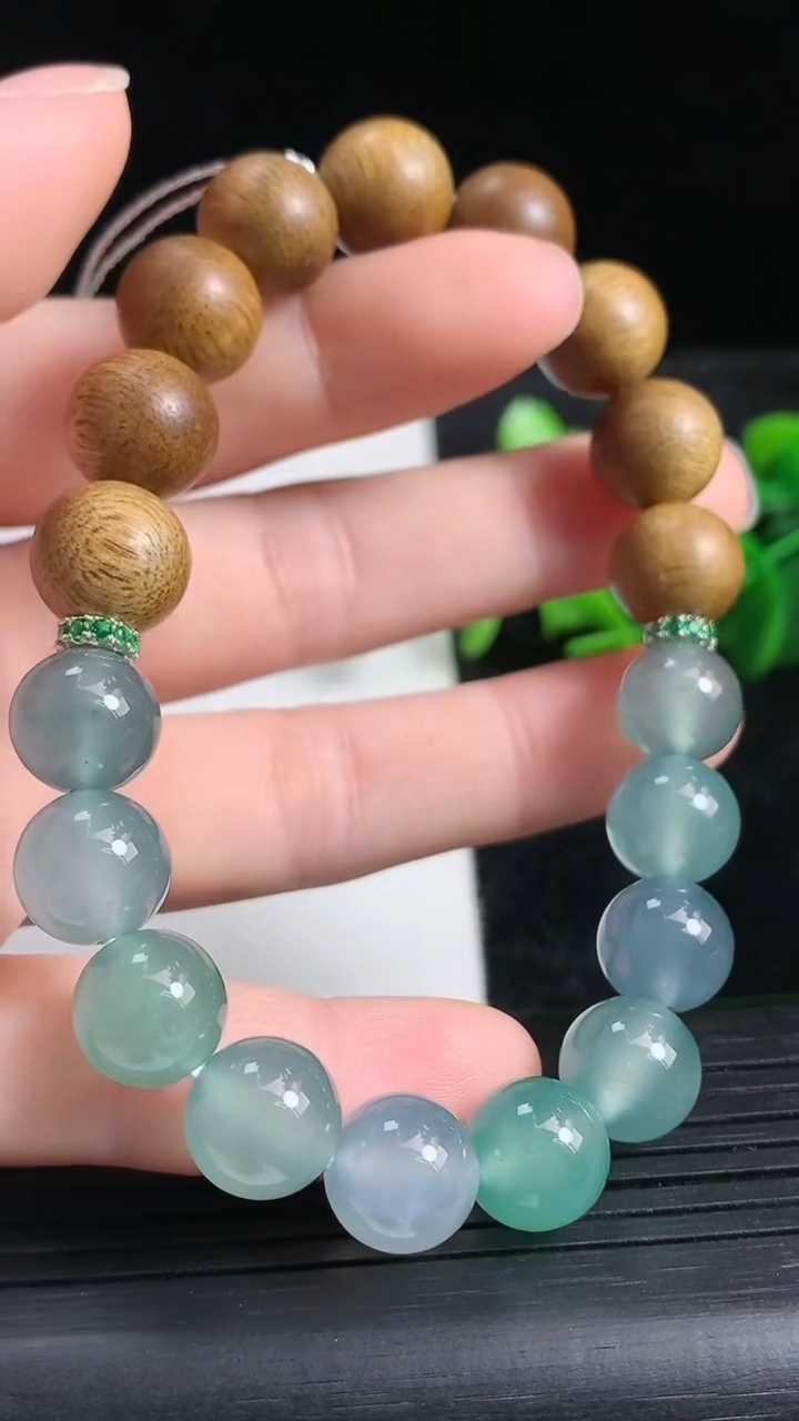 天然A货翡翠蓝水檀香圆珠手串尺寸9.5重量:19.61g3月24日
工厂直销收藏佳品,种好水足，色泽均匀，有种有色，上手高大气！