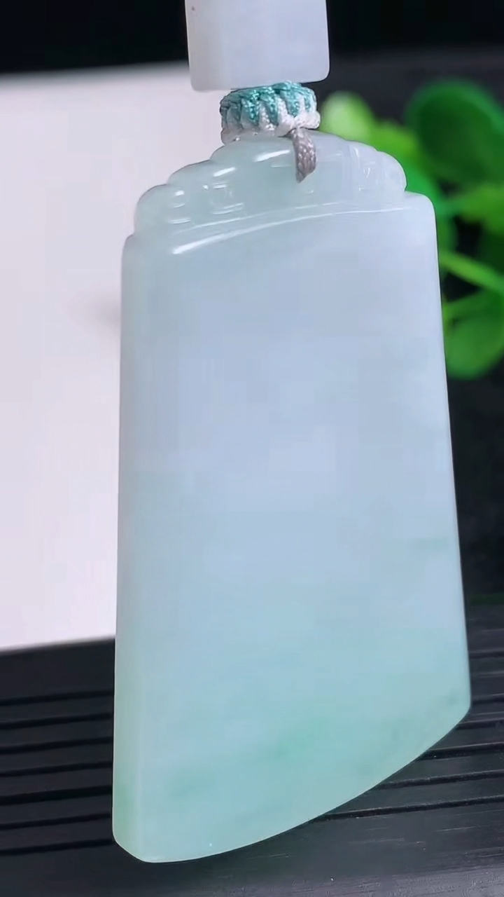 天然A货翡翠无事牌吊坠尺寸50.1-32.9-5重量:25.96g
3月24日