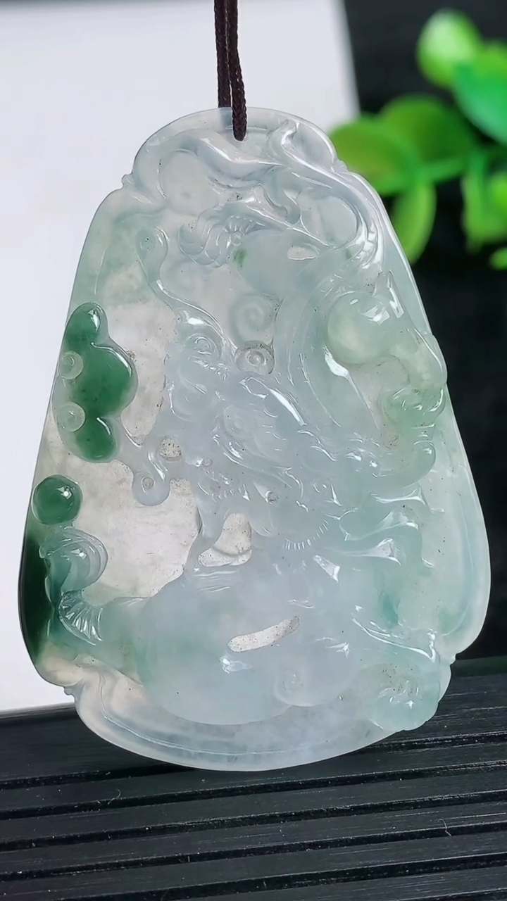 天然A货翡翠飘花龙牌吊坠尺寸46.7-33.7-4.2重量:14.12g
3月24日