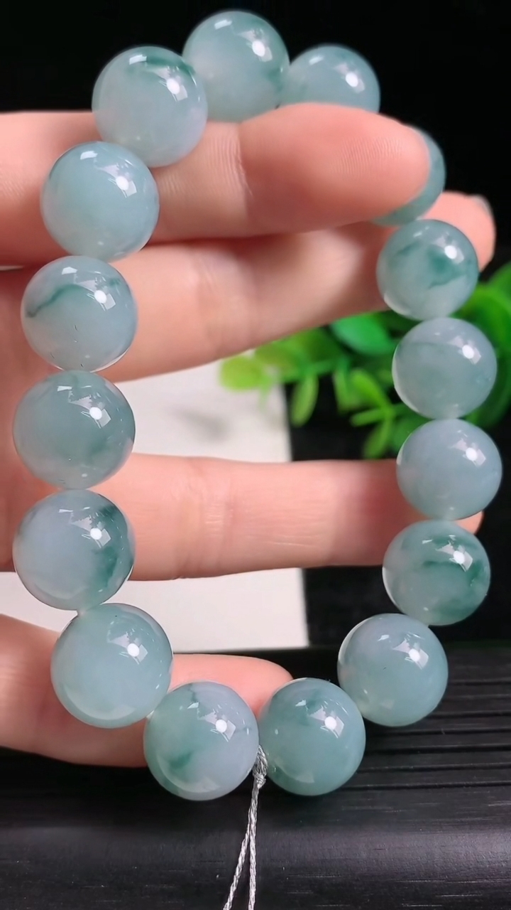 天然A货翡翠飘花圆珠手串尺寸12.4-16颗颗重量:52.96g3月24日
工厂直销收藏佳品,种好水足，色泽均匀，有种有色，上手高大气！