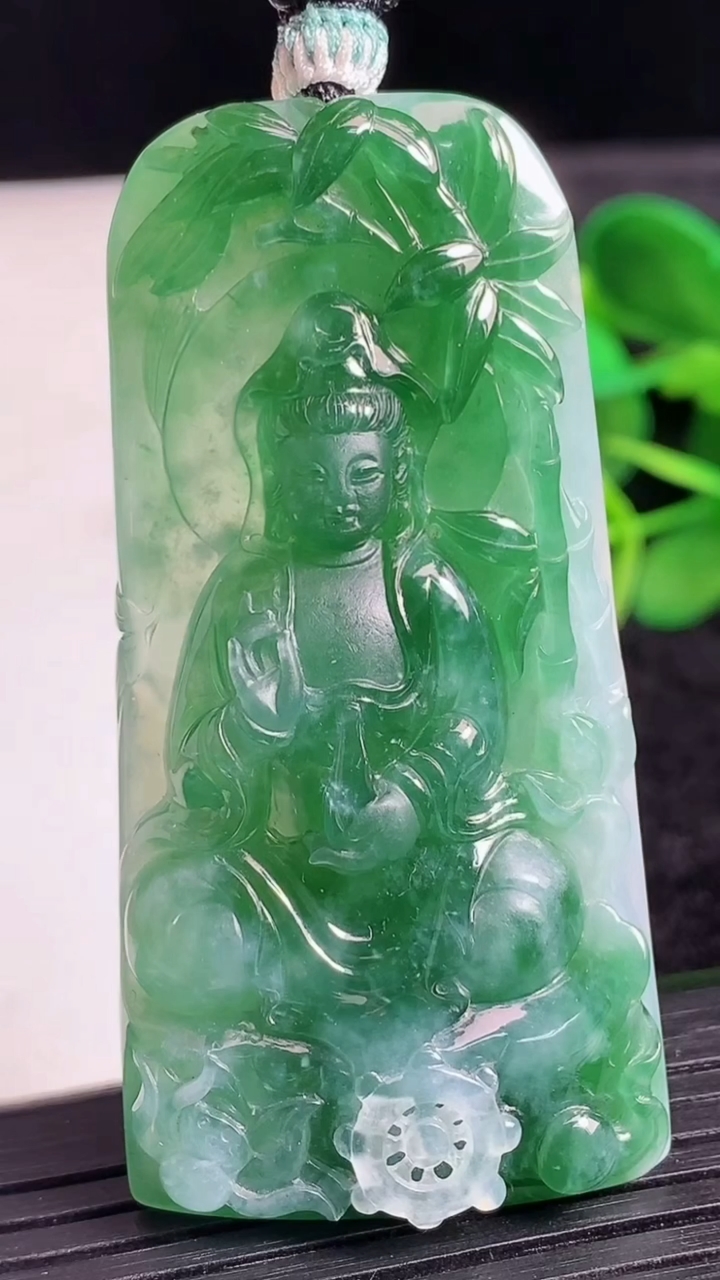 天然A货翡翠观音菩萨吊坠尺寸59.2-30.2-9.6重量:33.18g
3月24日