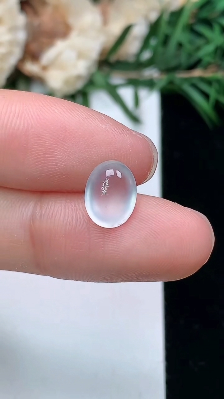 天然A货翡翠白冰蛋面镶嵌件，尺寸9-7-4，重量:0.44g
3月24日