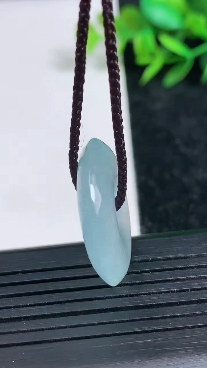 天然A货翡翠种飘花平安扣吊坠尺寸24.5-5.4重量:6.83g
3月24日