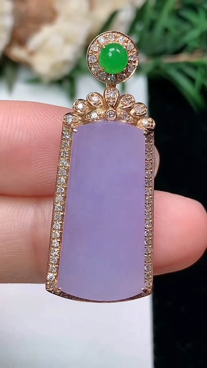 天然A货翡翠紫罗兰无事牌吊坠，尺寸35.6-14.3-7，裸石22.5-11，重量:4.04g
3月