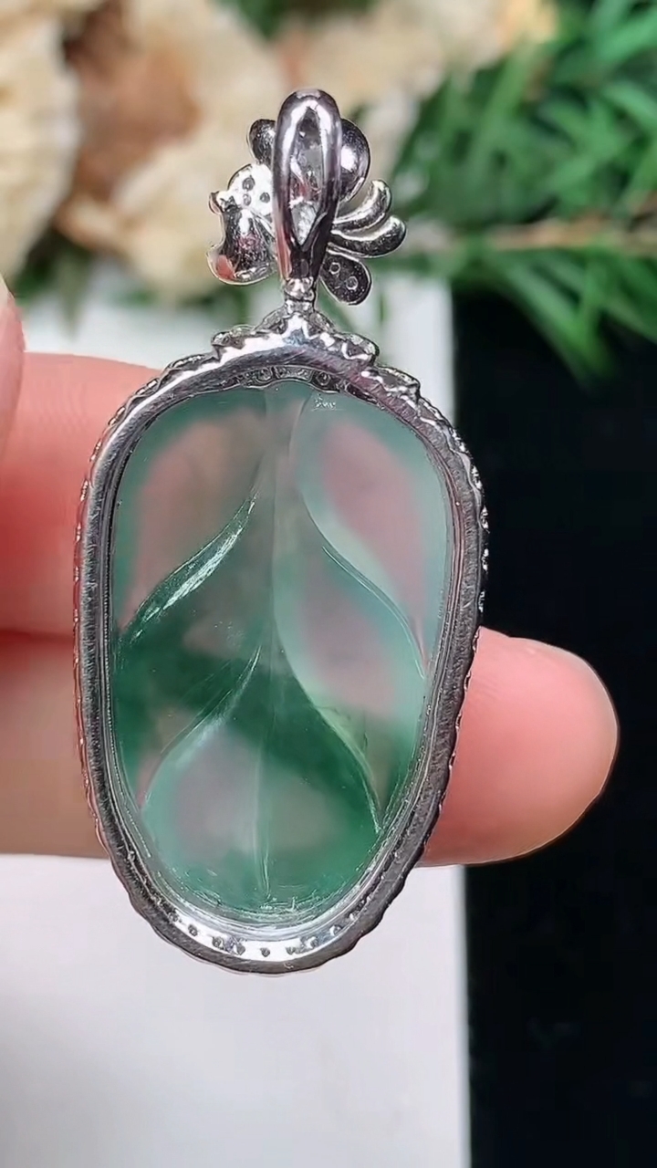 天然A货翡翠金枝玉叶 叶子吊坠，尺寸37.9-18-9，裸石24-15，重量:6.17g
3月24日