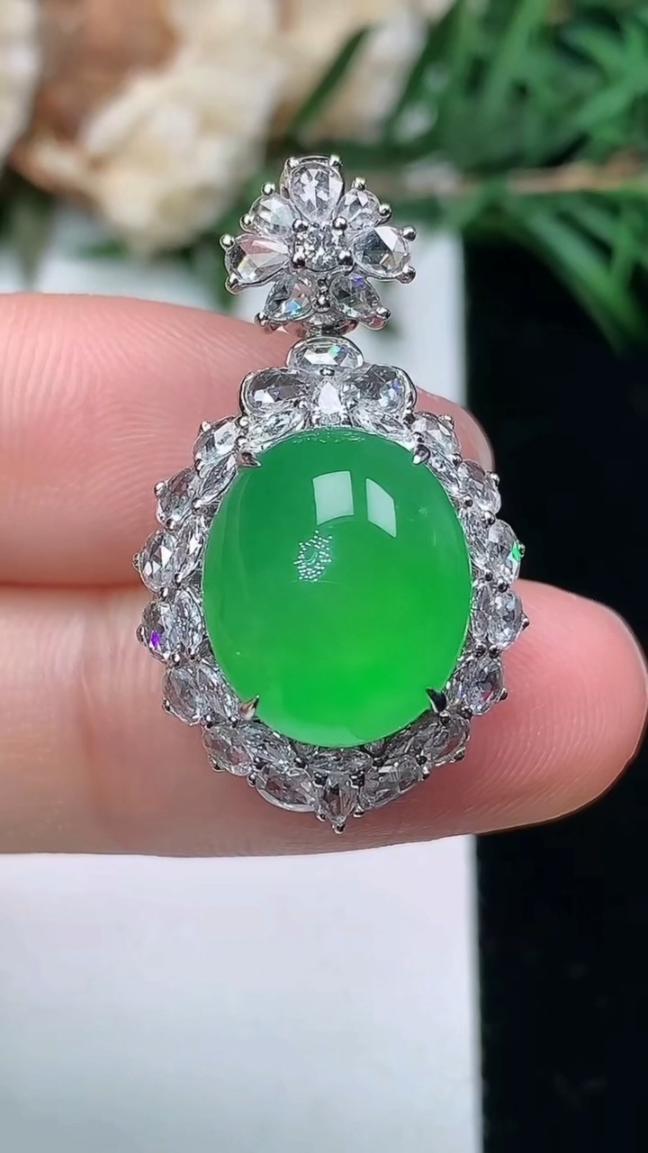 天然A货翡翠蛋面吊坠，尺寸28.9-16.5-13.3，裸石12.9-10.8，重量:6.10g
3