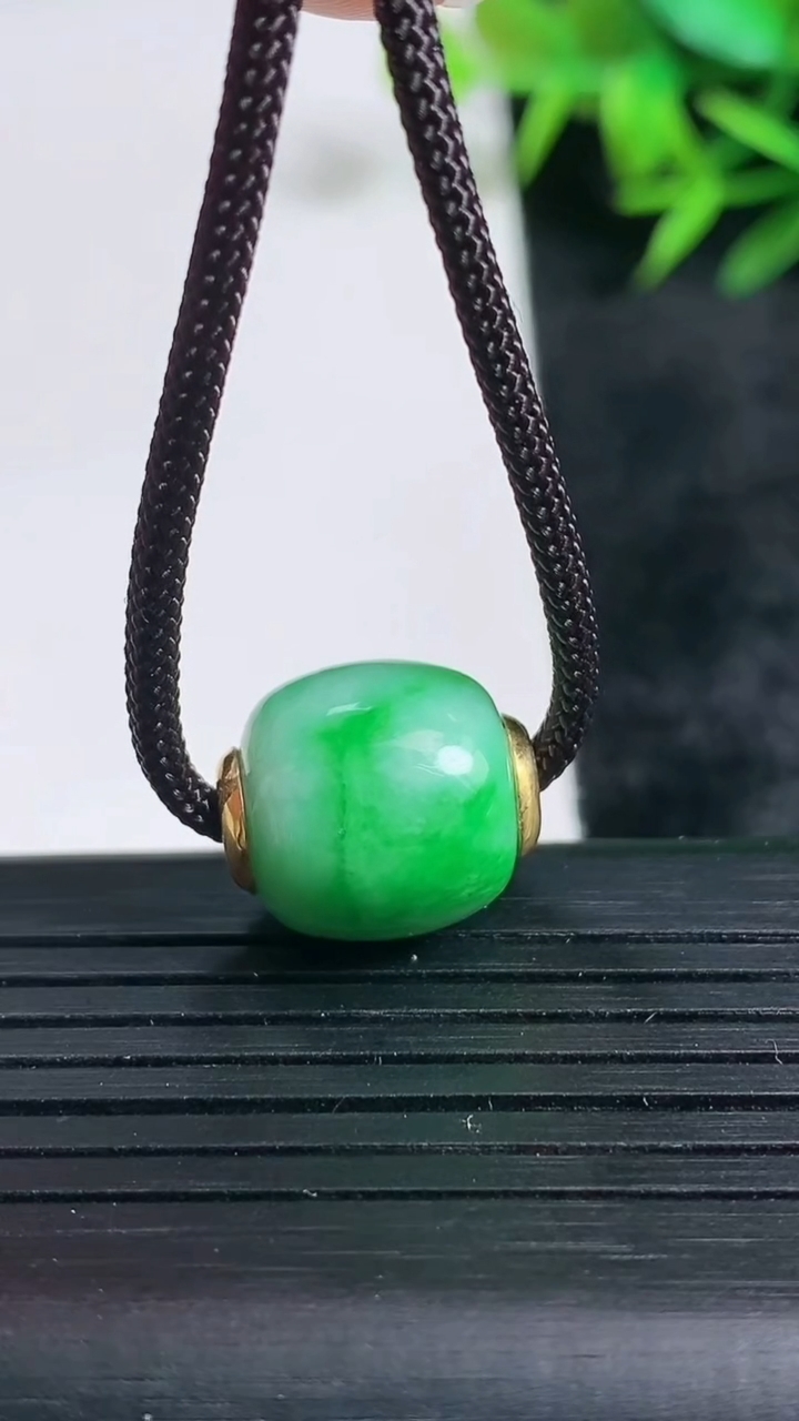 天然A货翡翠路路通吊坠尺寸13.2-14.8重量:4.29g
3月24日