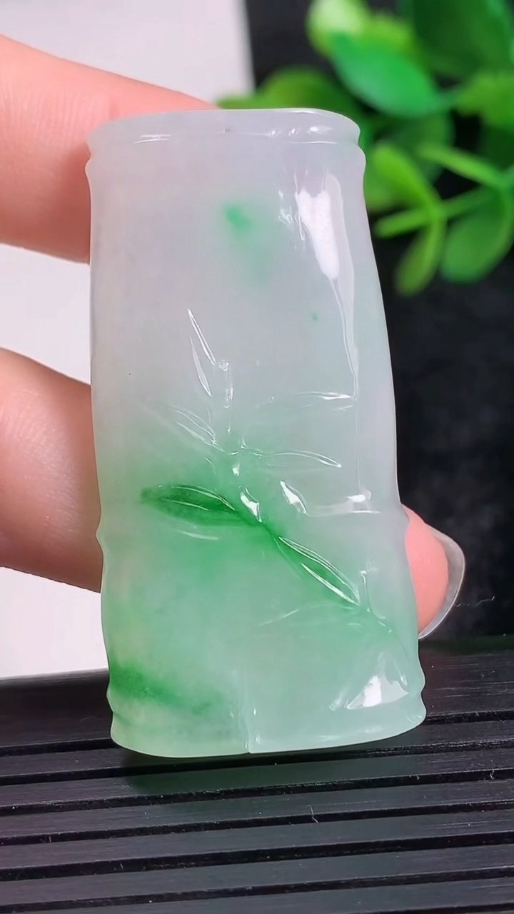 天然A货翡翠节节高升 竹节吊坠尺寸44-21.9-6.3重量:16.91g
3月24日