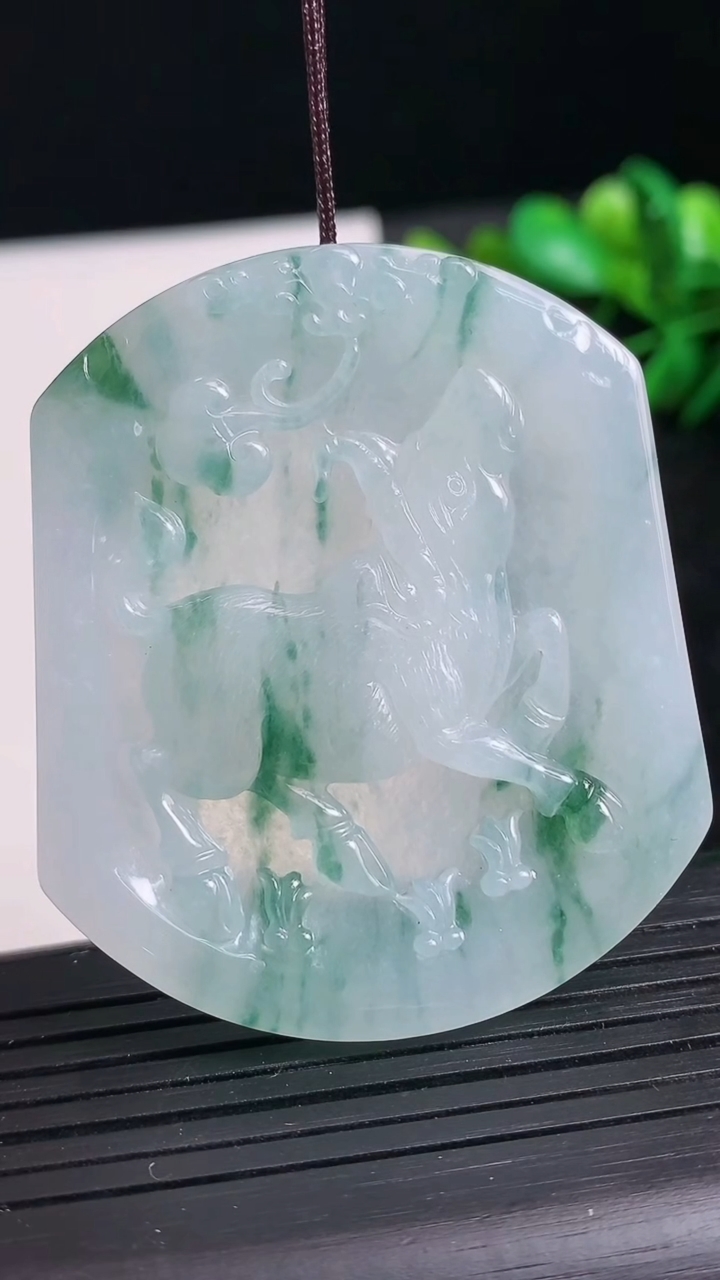 天然A货翡翠飘花生肖牛吊坠尺寸51.1-43.5-5.4重量:27.30g
3月24日