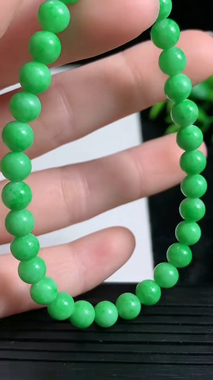 天然A货翡翠圆珠手串尺寸5.5-32颗重量:10.18g3月24日
工厂直销收藏佳品,种好水足，色泽均匀，有种有色，上手高大气！