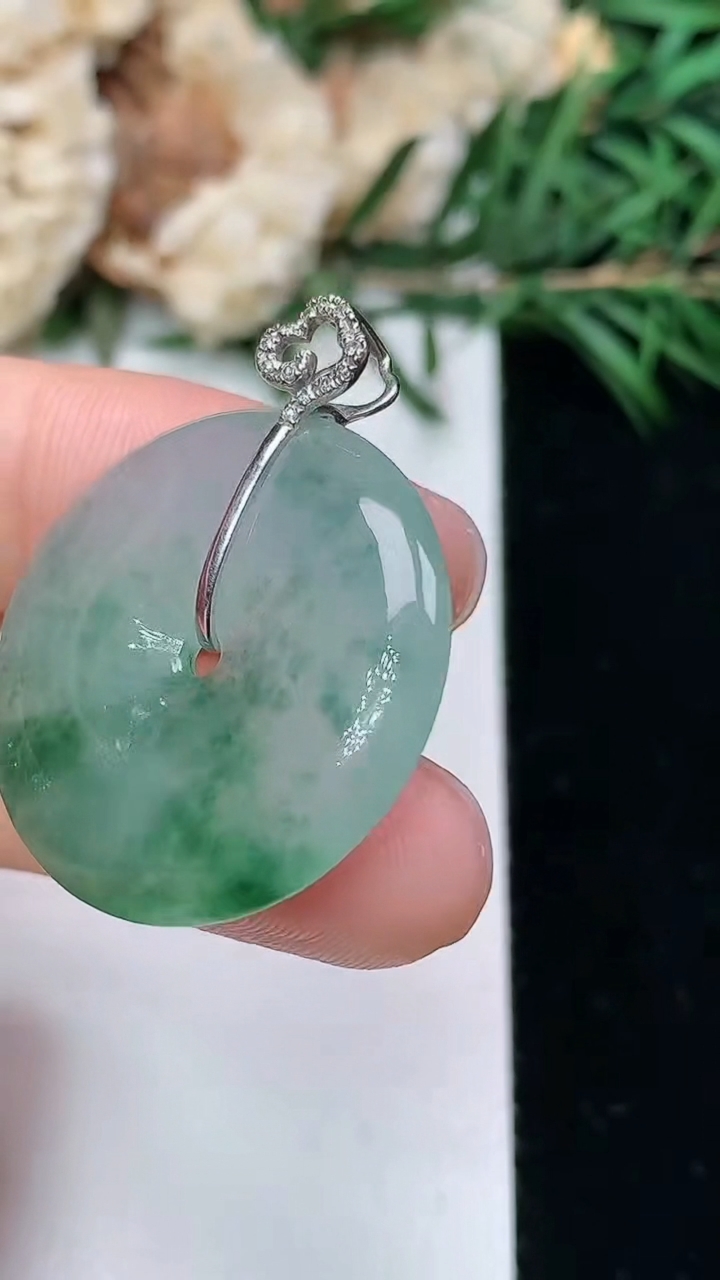 天然A货翡翠飘花平安扣吊坠，尺寸25.8-4.5，重量:6.65g
3月24日