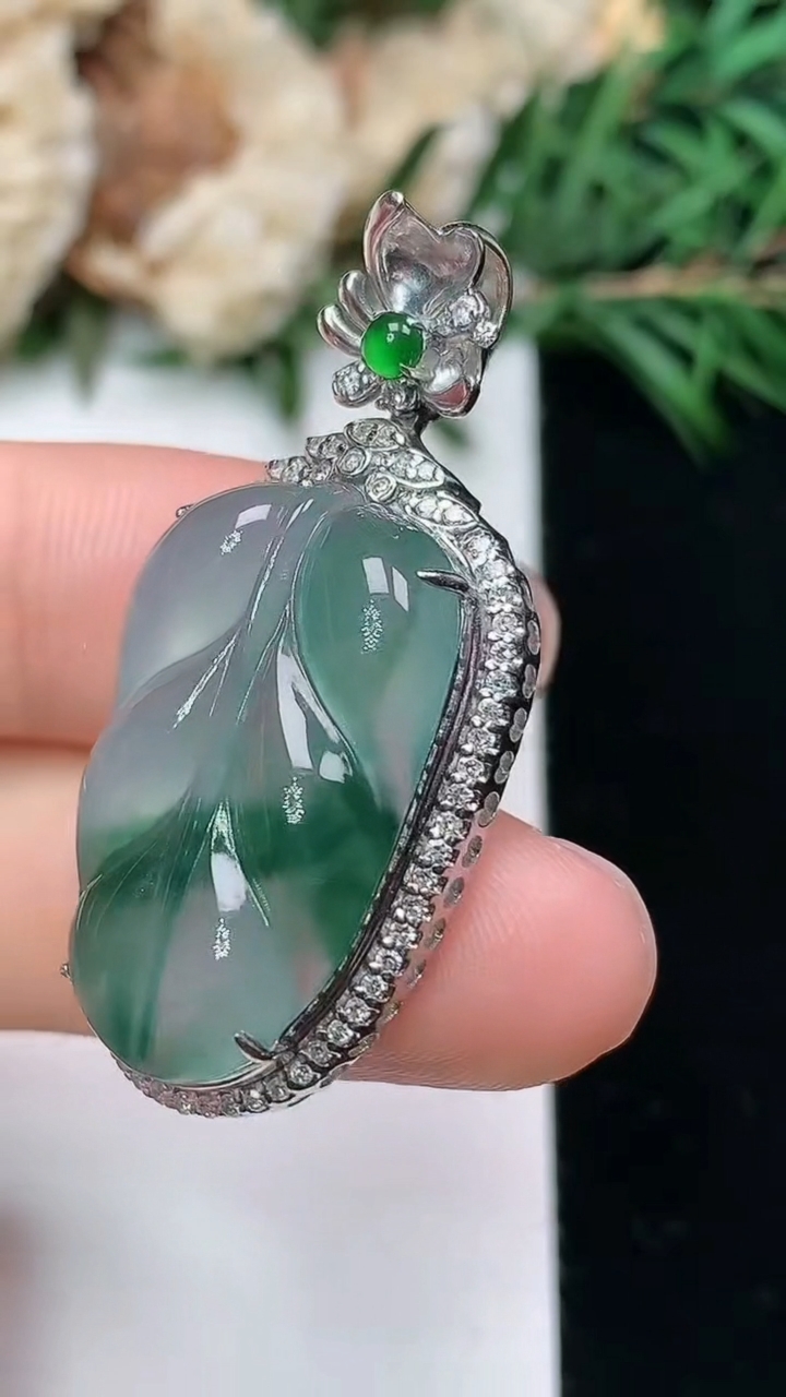 天然A货翡翠金枝玉叶 叶子吊坠，尺寸37.9-18-9，裸石24-15，重量:6.17g
3月24日